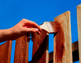 Сколько стоит покрасить деревянный забор