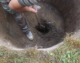 Сколько стоит выкопать вручную яму под канализацию и от чего зависит цена