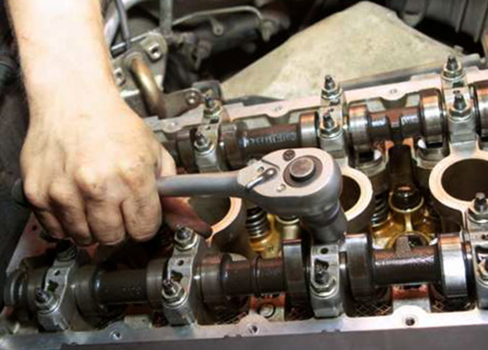 Специалист производит ремонт двигателя