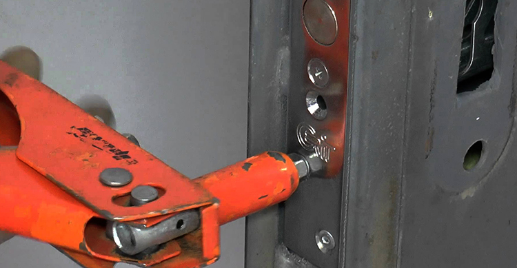 Процесс врезки замка в металлическую дверь