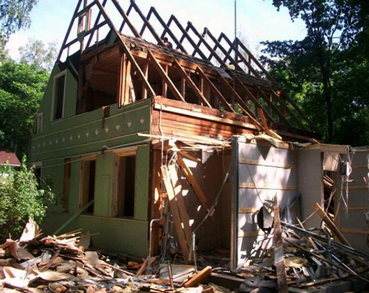 Демонтаж старого дома