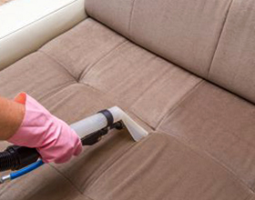 Сколько стоит почистить диван на дому — средняя цена