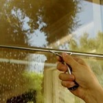 Сколько стоит помыть окна в квартире — средние расценки