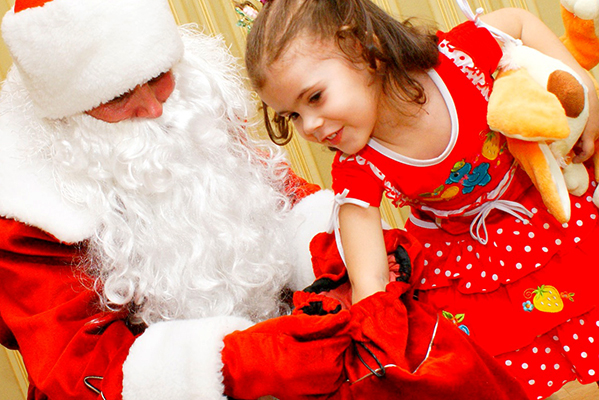 Дед Мороз с ребенком