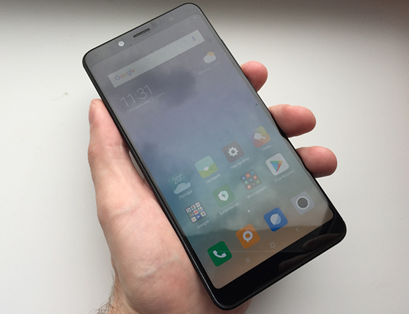 Xiaomi Redmi Note 5 в руке