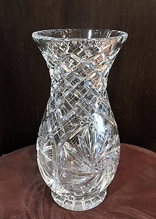 Красивая хрустальная ваза