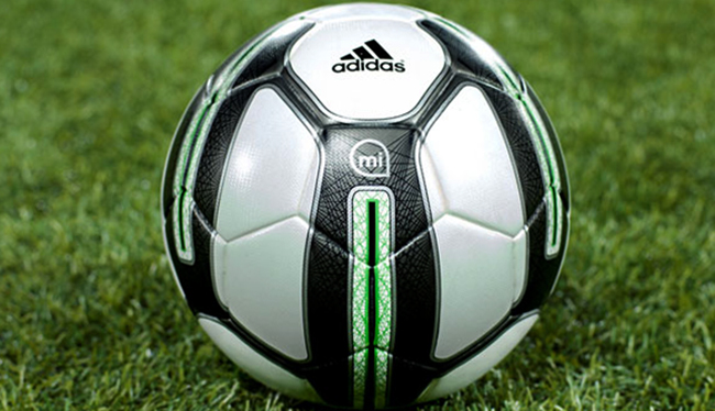 Adidas miCoach Smart Ball на траве