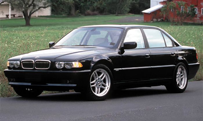Черный BMW E38