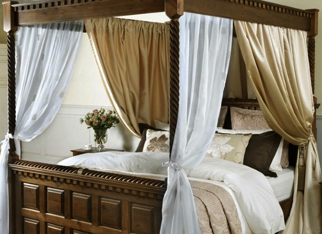 Красивая кровать с балдахином