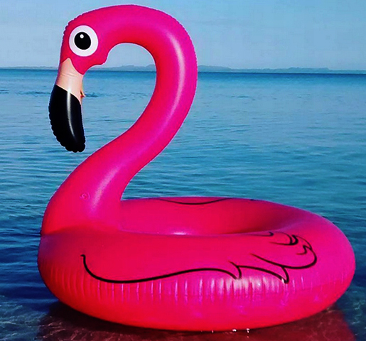 Надувной круг фламинго на воде