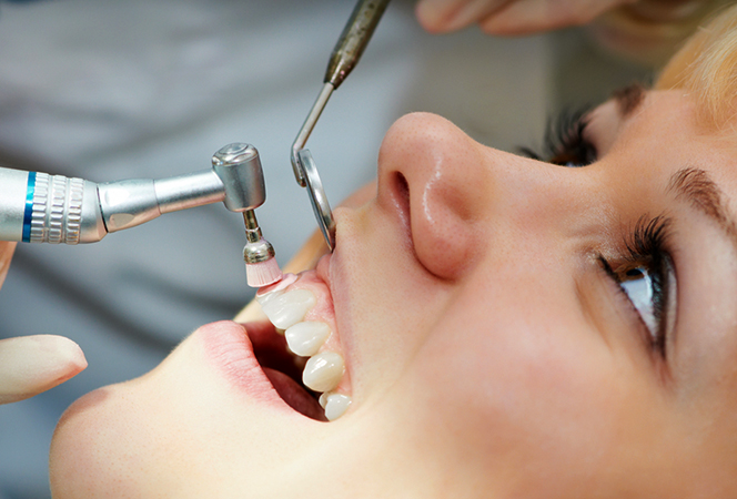 Процедура чистки зубов в стоматологии