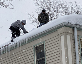 Во сколько обойдется очистка крыши от снега, наледи и сосулек?