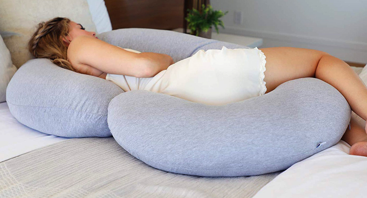 Беременная девушка на подушке
