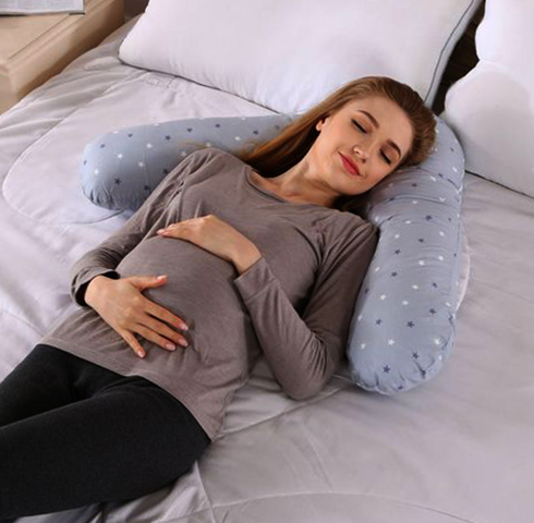 Беременная девушка с купленной подушкой