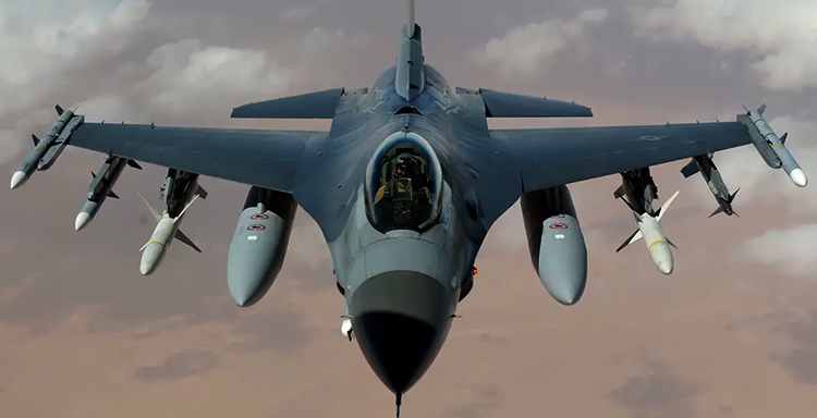 Истребитель F-16 в небе