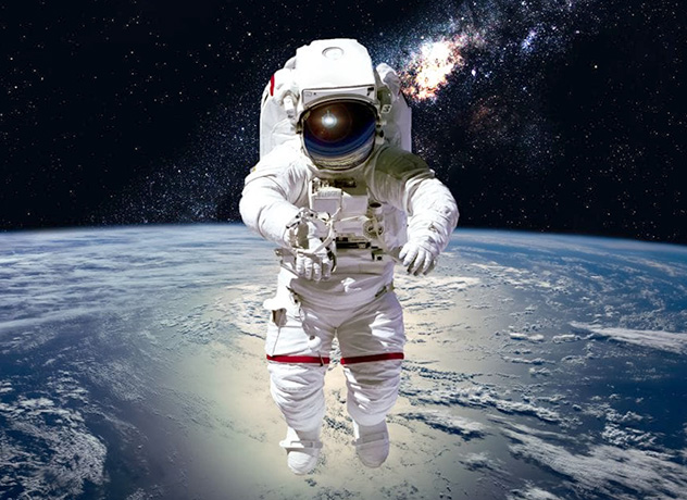 Астронавт в открытом космосе