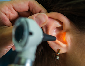 Сколько стоит промыть уши от серной пробки?