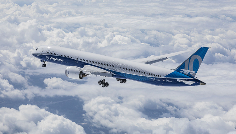 Пассажирский самолет Boeing-787  в небе
