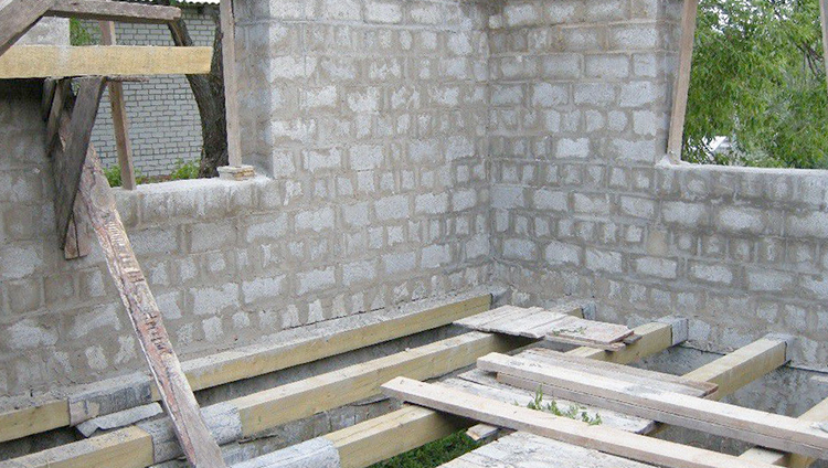 Дом из пеноблоков на стадии строительства