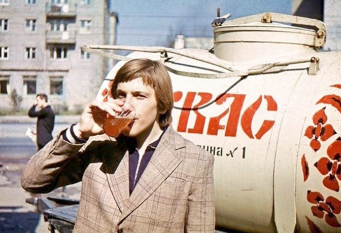 Мужчина в СССР пьет квас