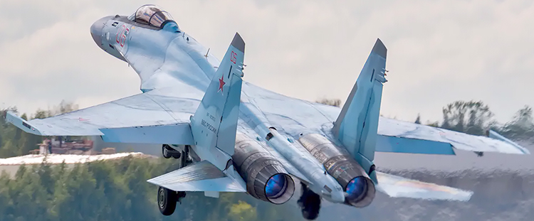 Взлет истребителя Су-35